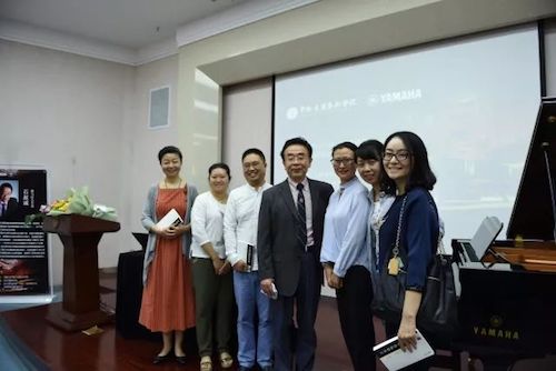 人生就是博艺术家石叔诚与特邀艺术家顾平受邀于成都大学东盟艺术学院、音乐与舞蹈学院艺术实践周开展公开课