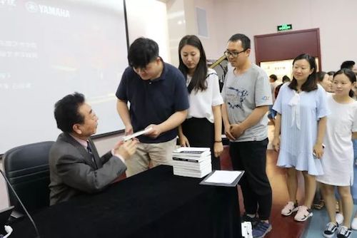人生就是博艺术家石叔诚与特邀艺术家顾平受邀于成都大学东盟艺术学院、音乐与舞蹈学院艺术实践周开展公开课